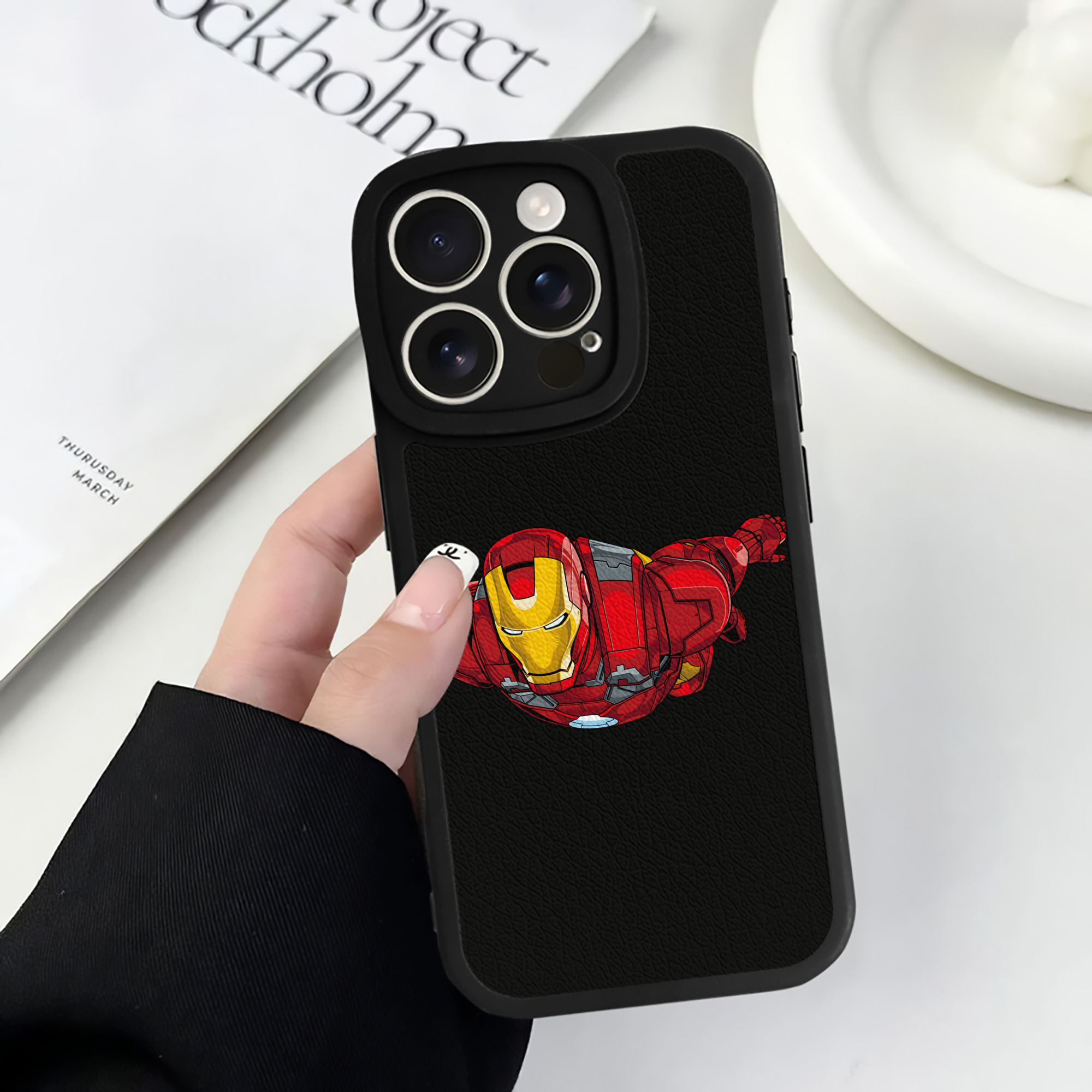 （画像用） アベンジャーズ The Avengers 【iPhone 16シリーズ対応】シリコンスマホケース（レザー調） 材質：シリコン